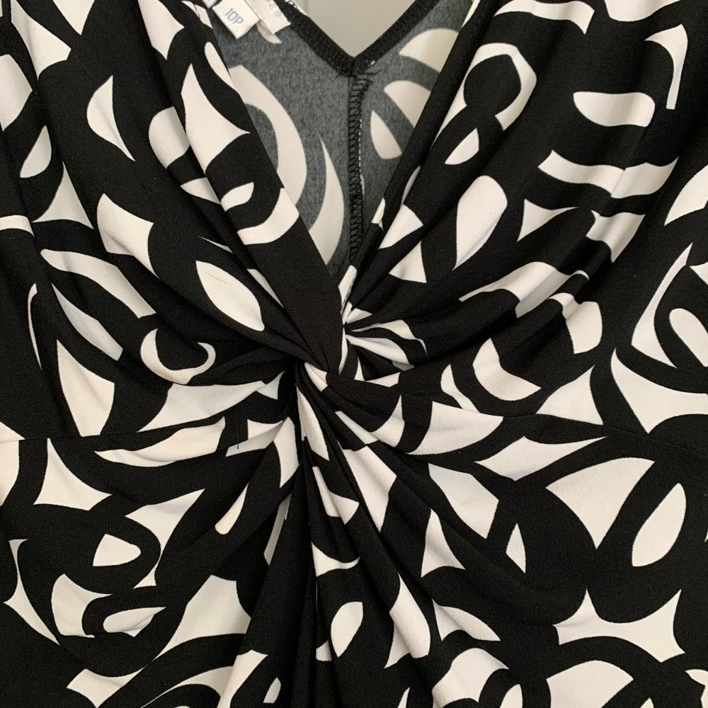 Black and White Dress - Picture 2 of 3